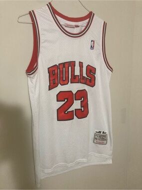 Mitchell & Ness White and Red Chicago Bulls 97-98 throwback